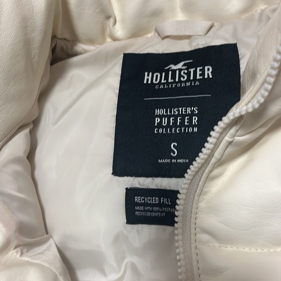Cream Hollister Puffer Vest - Picture 2 of 3